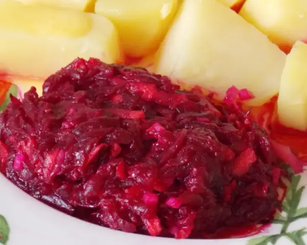 Buraczki zasmażane obok ziemniaków, a obok nich surówka z marchewki i jabłka.