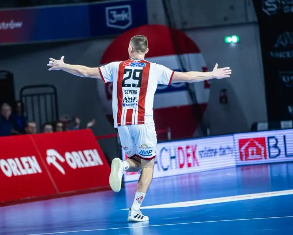 Marek Szpera, numer 29, świętuje zwycięstwo na boisku.