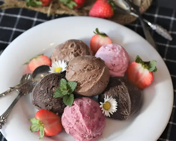 Przepisy na zdrowe lody, które zaspokoją Twoje słodkie pragnienia