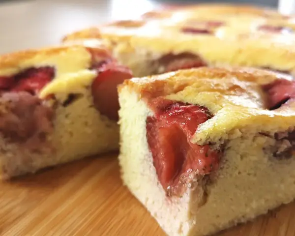 Pyszne keto ciasto z jogurtem greckim i truskawkami, idealne na deser.