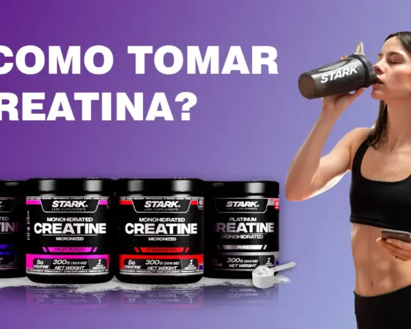 Mujer bebe creatina de un shaker. ¿Cómo tomar creatina para construir músculo? Variedad de sabores de creatina Stark Labs.