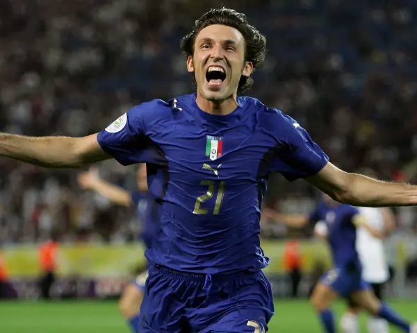 Piłkarz w niebieskiej koszulce reprezentacji Włoch z numerem 21, Andrea Pirlo, świętuje bramkę. Ile lat ma Pirlo?