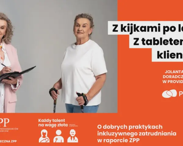 Jolanta, seniorka z Provident Polska, z kijkami po lesie i tabletem do klientów. Związek Przedsiębiorców i Pracodawców promuje inkluzywne zatrudnianie.