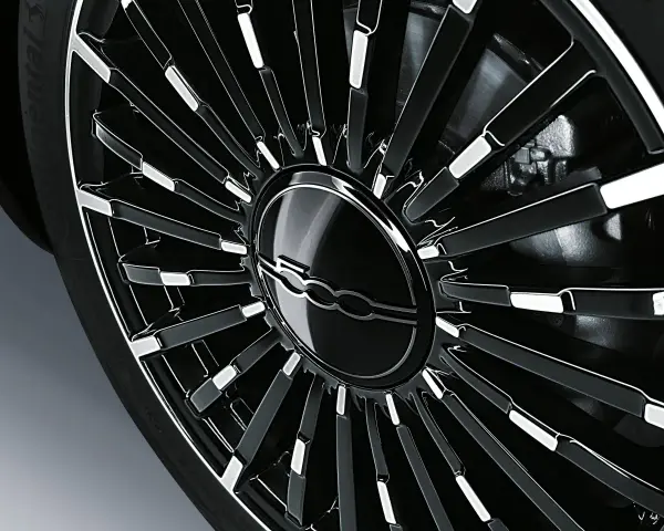 Cerchio in lega nero lucido con logo Fiat centrale, dettaglio per la pressione gomme Fiat 500L.
