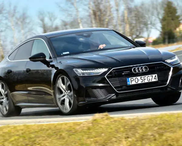 Czarny Audi A7 na drodze. Sprawdź aktualną audi a7 cena i możliwości tego sportowego sedana.
