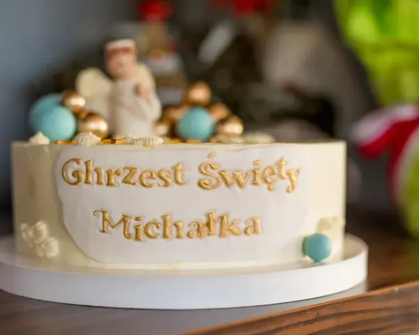 Elegancki tort na chrzest Michała, ozdobiony aniołkiem i złotymi detalami. Jedne z najpiękniejszych tortów na chrzest, jakie można sobie wyobrazić.