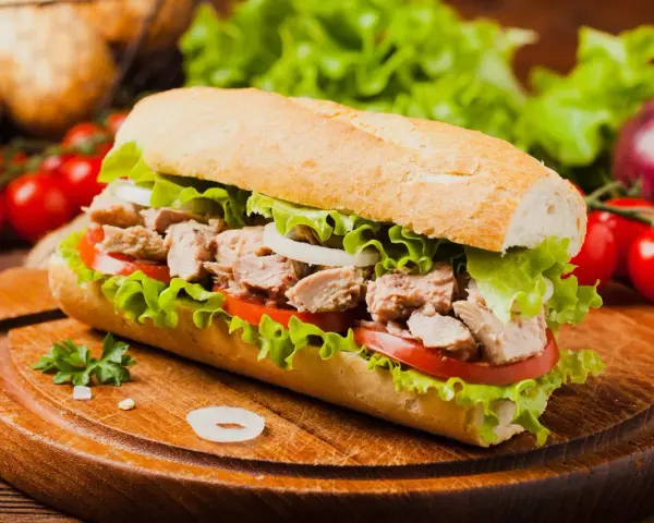Ein Baguette mit saftigem Thunfisch, knackigem Salat, Tomaten und Zwiebeln. Perfekt zum stillen des Hungers.