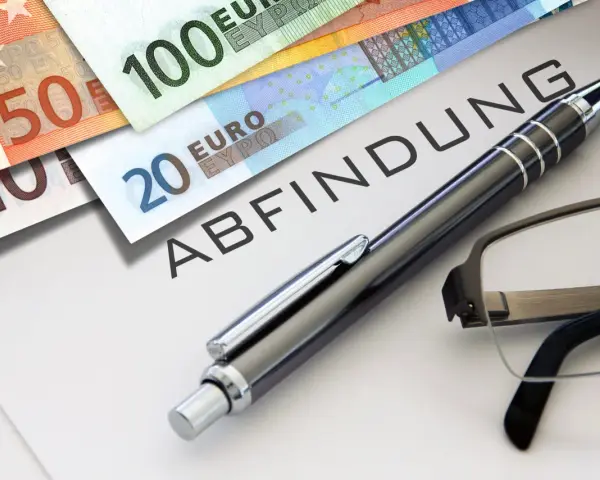 Euro-Scheine liegen neben einem Dokument mit dem Wort "Abfindung". Ein Stift und eine Brille deuten auf eine bevorstehende Entscheidung hin, vielleicht eine Abfindung nach 4 Jahren.