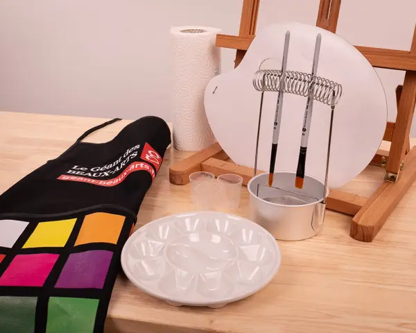 Un tablier coloré, une palette, des pinceaux et un chevalet : tout le materiel peinture huile pour créer votre chef-d'œuvre.
