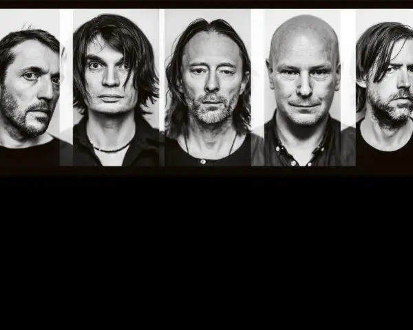 Cinq portraits en noir et blanc des membres de Radiohead, chacun dans son propre panneau.