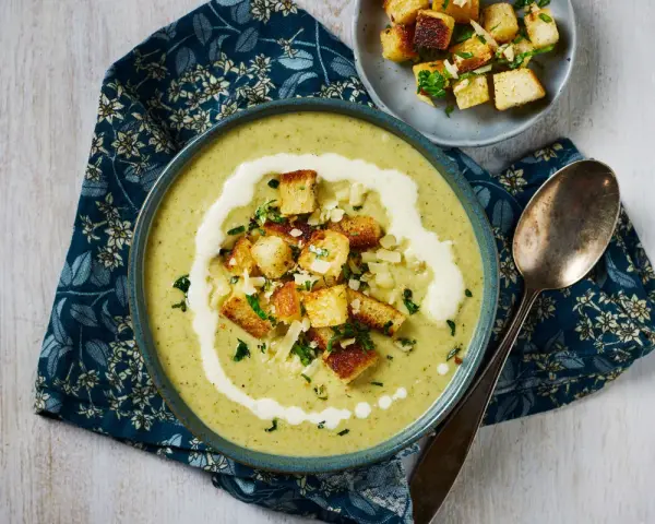 Krämig broccolisoppa med krutonger och en virvel av grädde. Ett perfekt recept för en värmande måltid.