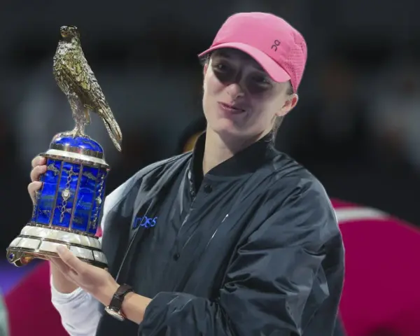 Iga Świątek z pucharem w Dausze, marząc o zwycięstwie w drabince WTA Doha 2026.