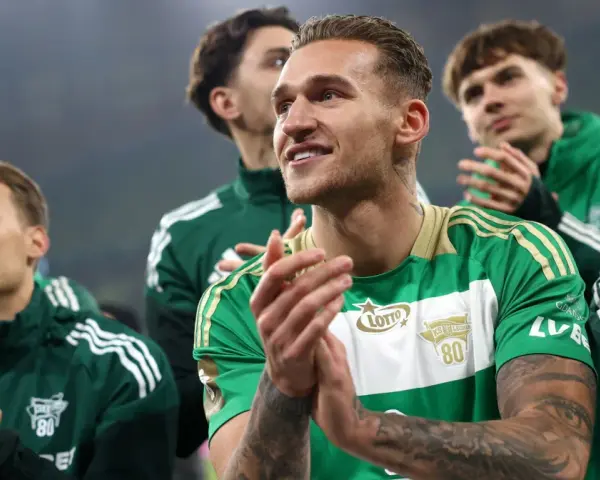 Piłkarze Lechii Gdańsk, mimo trudnej sytuacji i potencjalnych ujemnych punktów, świętują z kibicami.