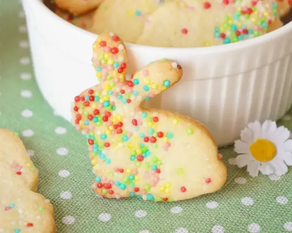 Hasenplätzchen mit bunten Streuseln, perfekt zum Backen zu Ostern. Ein süßer Genuss für die Feiertage.
