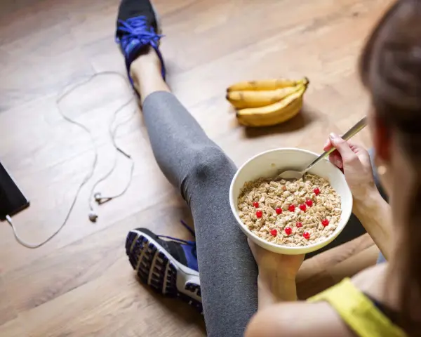 Après l'effort, une sensation de faim se fait sentir. Un bol de flocons d'avoine aux airelles rouges et des bananes attendent.
