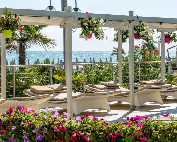 Hotel Nettuno Jesolo: Vacanze 4* Fronte Mare, Famiglia & Benessere