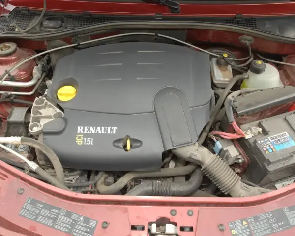 Silnik Renault 1.5 dCi w samochodzie, widoczny akumulator i przewody.
