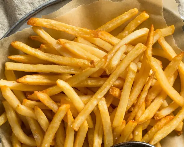 Ile kcal mają frytki z piekarnika? Zaskakujące różnice w kaloriach