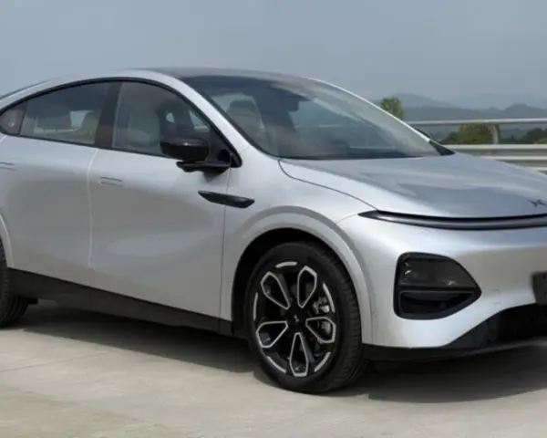 Srebrny SUV XPENG G6 z czarnymi felgami na tle krajobrazu.