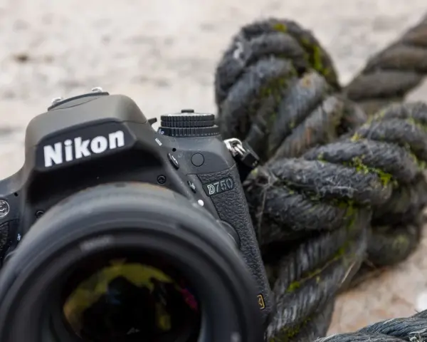 Un Nikon D750, prêt pour l'aventure, à côté d'une corde usée par le temps. Le D810 attend son tour.