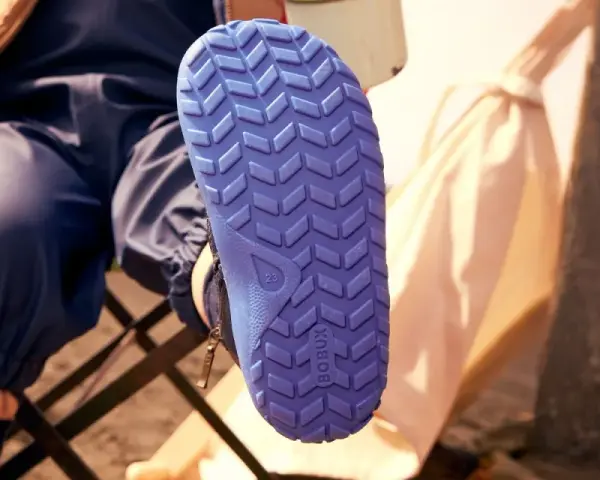 Niebieska podeszwa buta z bieżnikiem. Rozmiar 23, co odpowiada 17 cm. Jaki to rozmiar buta? Idealny na przygodę!