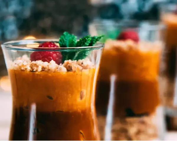 Deliciosos postres para Nochevieja en vasitos, con frambuesa y menta.