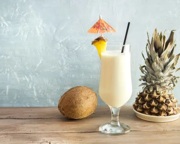 Likier Pina Colada z kokosem i ananasem. Idealny na tropikalne orzeźwienie.