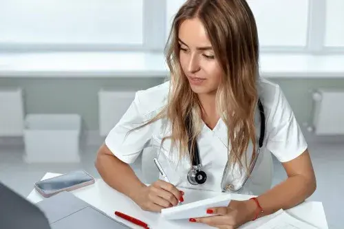 Kto wystawia zwolnienie na czas rehabilitacji i jak je uzyskać?