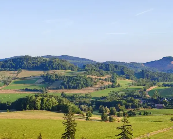 Krajobraz krainy wygasłych wulkanów zachwyca zielonymi wzgórzami, polami i lasami. Atrakcje przyrodnicze czekają na odkrycie.