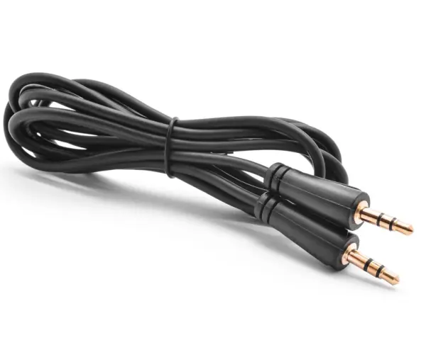 Czarny kabel aux z dwoma wtykami jack 3.5mm. Idealny do podłączenia telefonu do głośników, by cieszyć się muzyką.