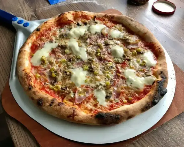 Pyszna pizza z pieczarkami, oliwkami i mozzarellą na chrupiącym cieście. Proste ciasto na pizzę zawsze wychodzi idealnie!