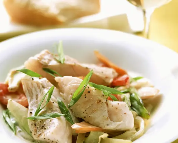 Zarte Fischstücke mit Gemüse in cremiger Sauce, ein köstliches Fischpfanne Rezept.