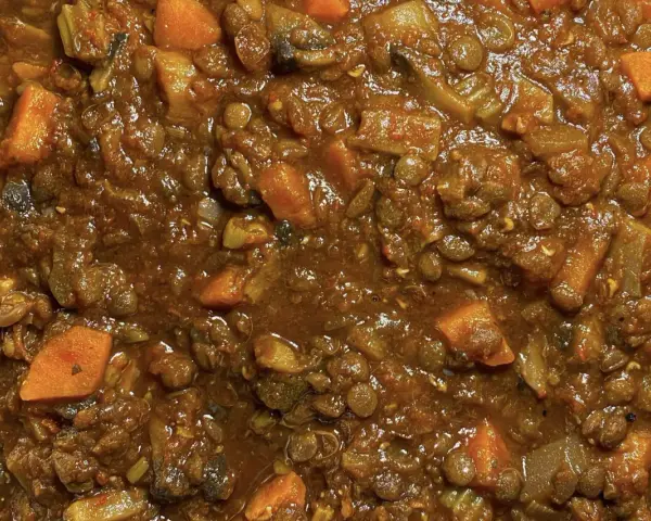 Un saporito ragù di lenticchie con carote e funghi, un piatto ricco e confortante.