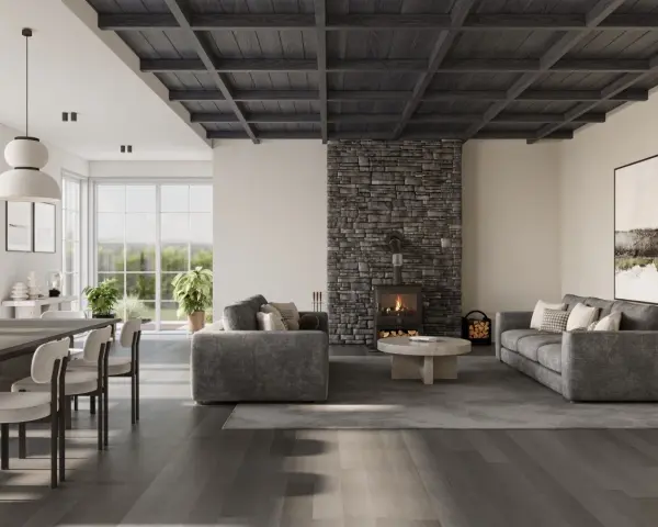Salón moderno con chimenea de piedra, sofás grises y techos oscuros de madera que crean un ambiente acogedor.