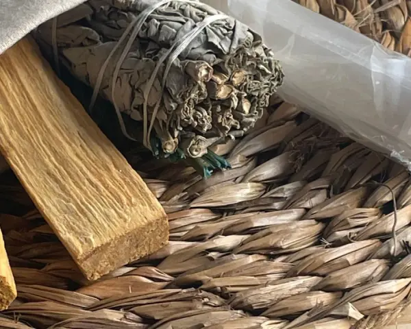Palosanto, salvia y cristal para rituales de limpieza.