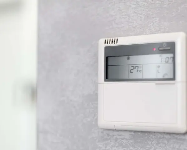 Panel klimatyzacji hotelowej pokazuje 27°C. Dowiedz się, jak ustawić klimatyzację w hotelu, by cieszyć się komfortem.