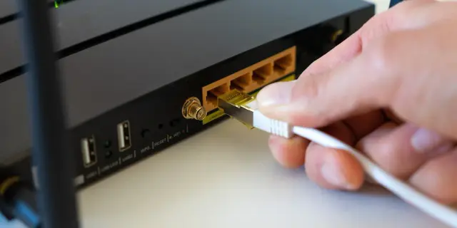 Reset routera: Jak naprawić wolny internet i odzyskać hasło?