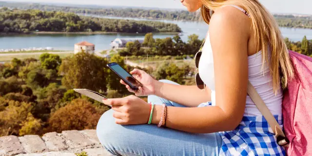 Co to roaming? Uniknij wysokich opłat za telefon za granicą.