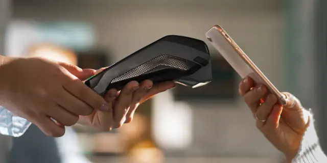 Płać IKO iPhonem: Twój przewodnik po Apple Pay krok po kroku