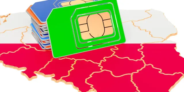 Stos kolorowych kart SIM na tle mapy Polski.