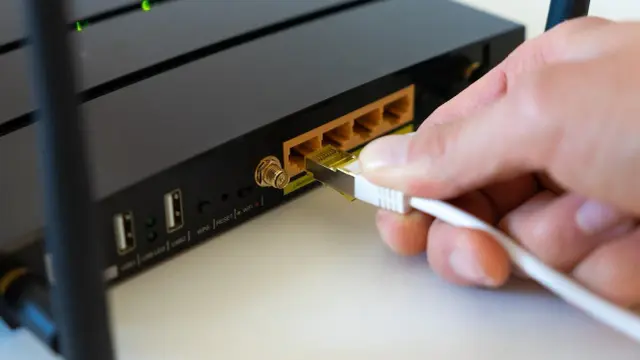 Reset routera: Jak naprawić wolny internet i odzyskać hasło?