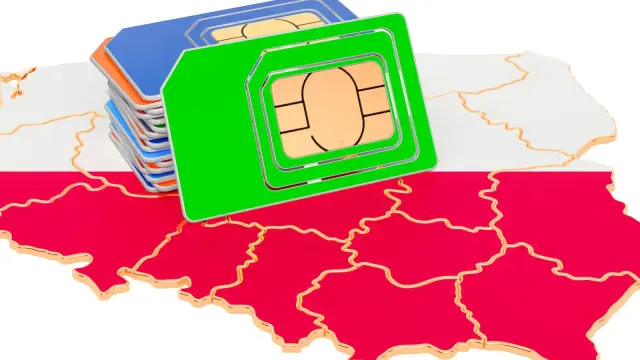 Stos kolorowych kart SIM na tle mapy Polski.
