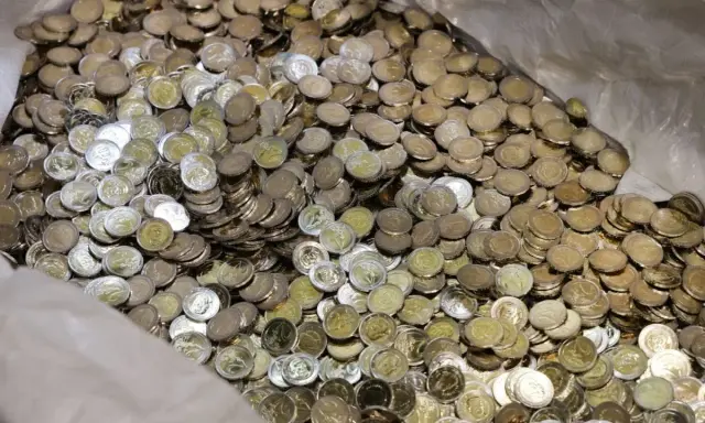 Ogromna ilość monet, prawdopodobnie bułgarska waluta, wypełnia worek.