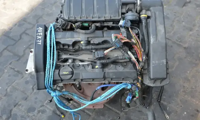 Silnik do Peugeot 307 1.6 benzyna, z widocznymi przewodami i oznaczeniem 107FX7.