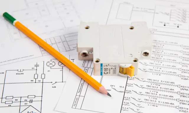 Protokół odbioru instalacji elektrycznej z wyłącznikiem i ołówkiem na schemacie.