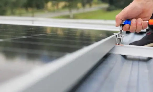 Montering av solpaneler i Uppsala för att maximera soltimmar och producera grön energi.