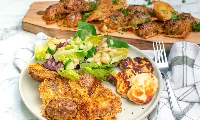 Ugnsbakad potatis med parmesan och en fräsch sallad. En härlig rätt med krispig potatis i ugn parmesan.