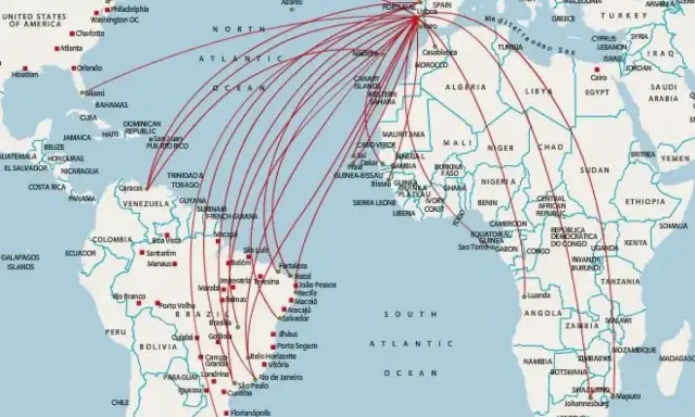 Mapa pokazuje trasy lotów z USA i Afryki do Portugalii. Zastanawiasz się, ile się leci do Portugalii?