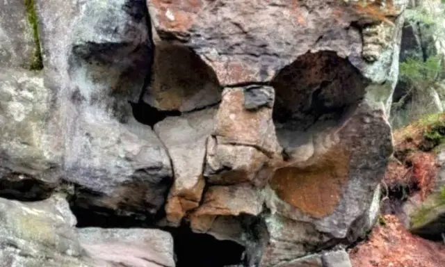 Góry Stołowe odsłaniają skalną czaszkę, której oczy i usta wyrzeźbiła natura.