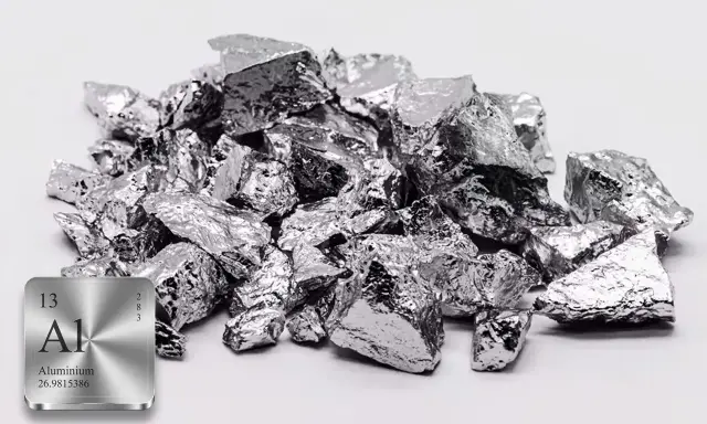 Cumuli di pezzi grezzi di alluminio, un metallo leggero e brillante, con un'icona della tavola periodica che mostra "Al".